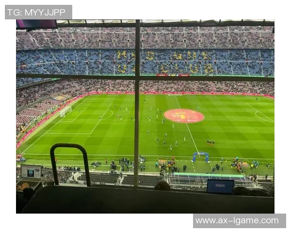 两万球迷观看新诺坎普首堂训练课,阿劳霍盛赞球场并感谢球迷 两万球迷观看新诺坎普首堂训练课,阿劳霍盛赞球场并感谢球迷